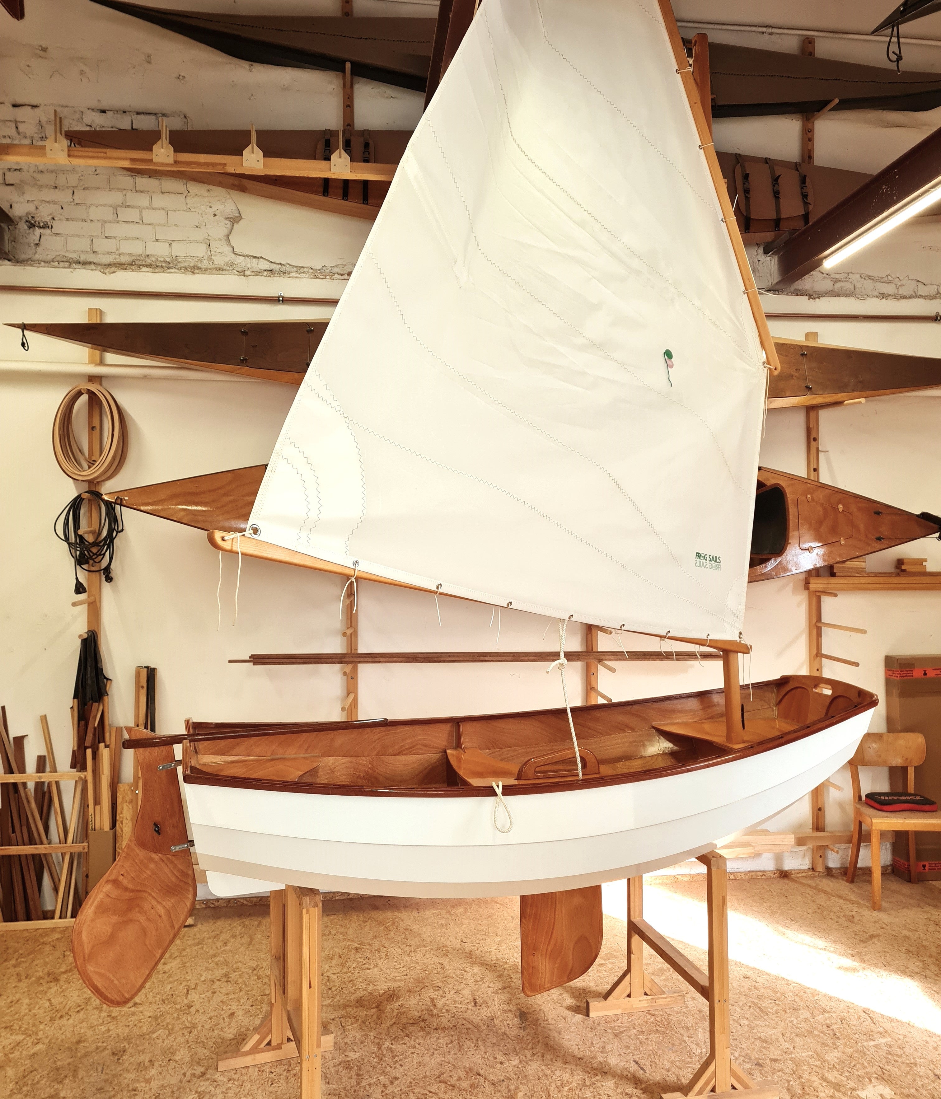 Kleines Segelboot in Holzwerkstatt